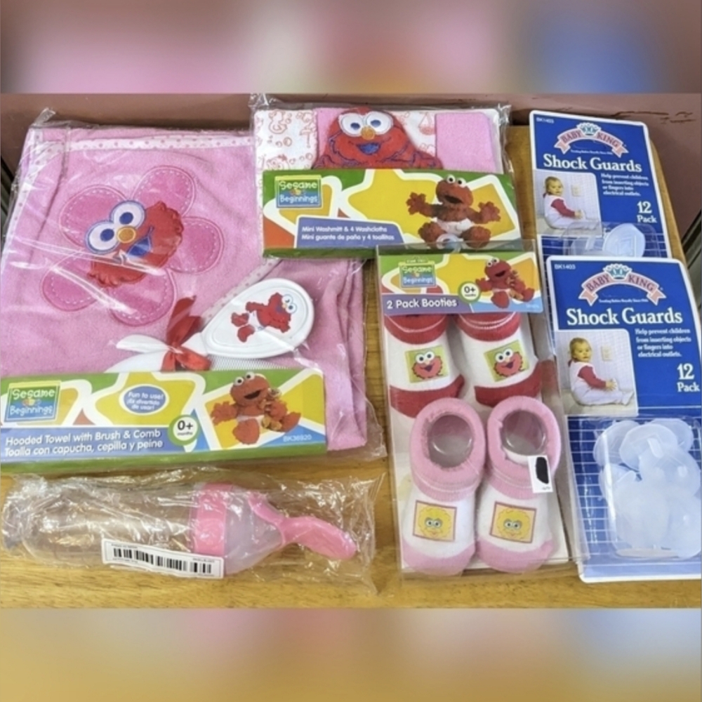 Sesame Street bathing towel with brush washcloths mini mitt 2pk booties, T1MIS